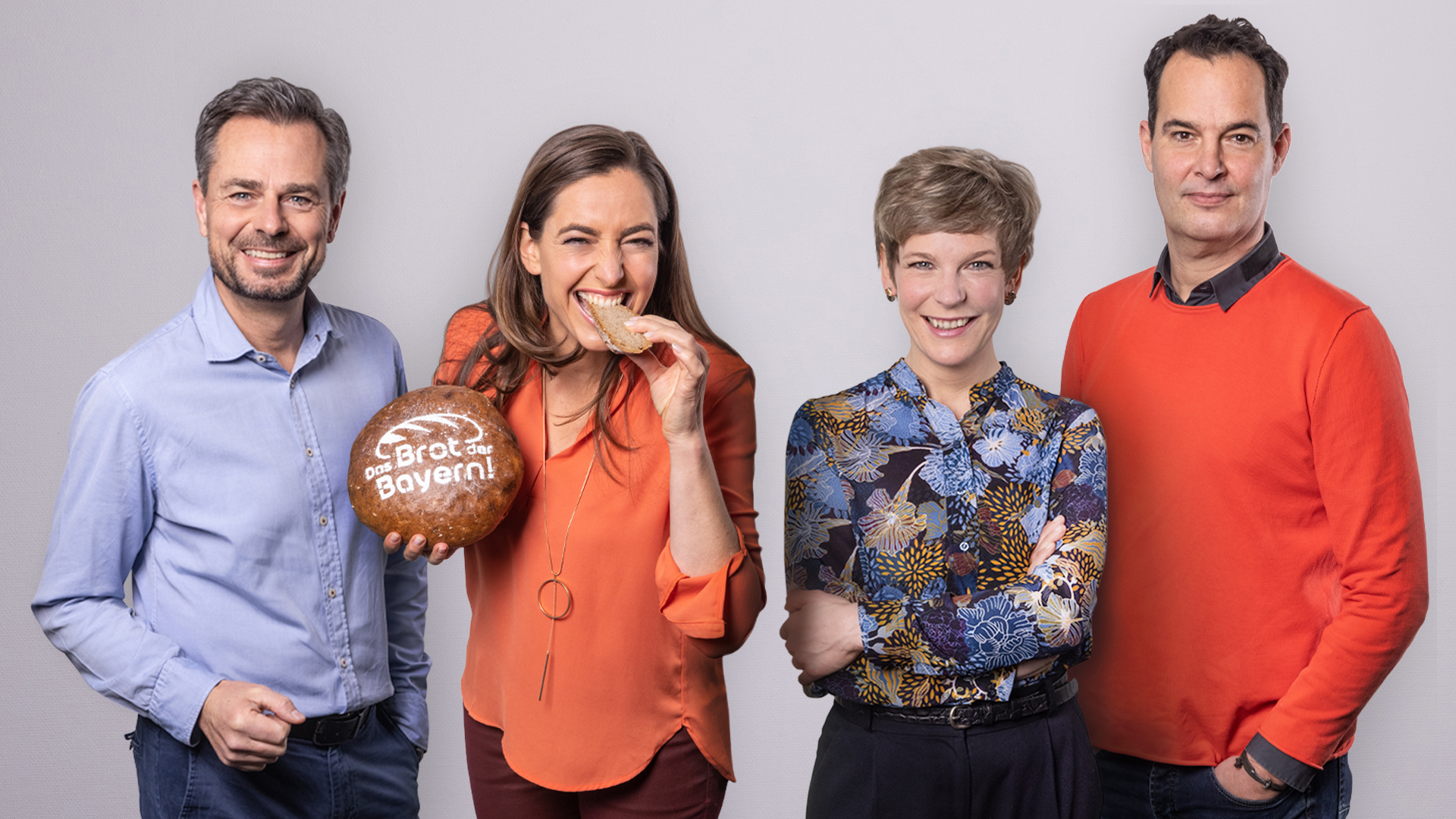 Moderatoren des Bayerischen Rundfunks mit dem Brot der Bayern